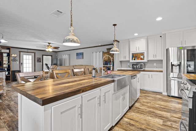 305 Oakwood Rd, Gladewater, TX 75647