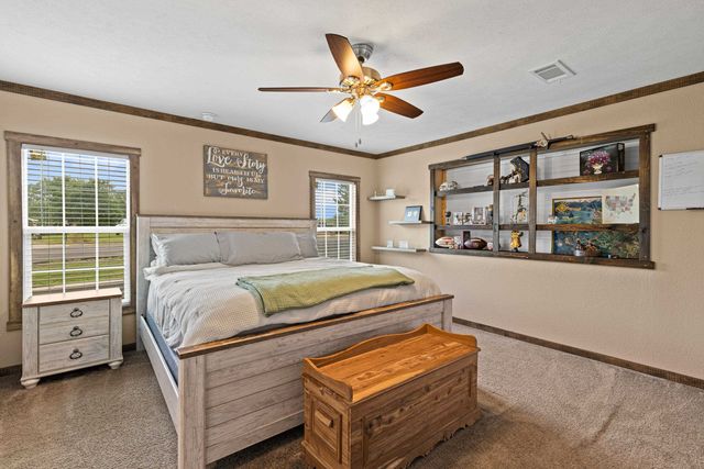 305 Oakwood Rd, Gladewater, TX 75647