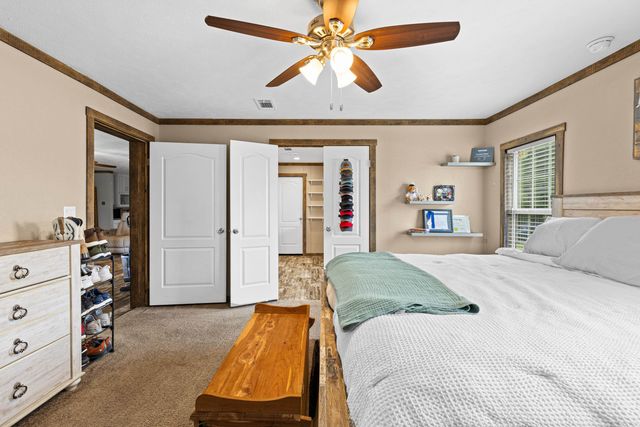 305 Oakwood Rd, Gladewater, TX 75647