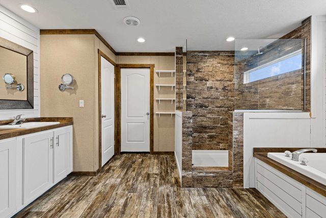 305 Oakwood Rd, Gladewater, TX 75647