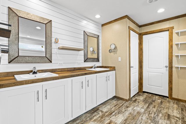 305 Oakwood Rd, Gladewater, TX 75647