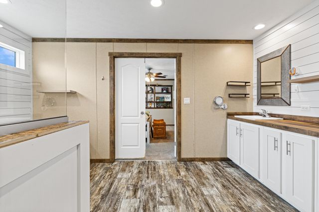 305 Oakwood Rd, Gladewater, TX 75647