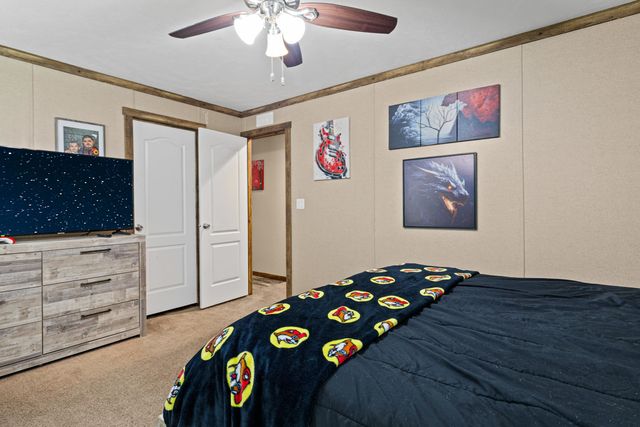 305 Oakwood Rd, Gladewater, TX 75647