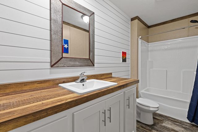 305 Oakwood Rd, Gladewater, TX 75647