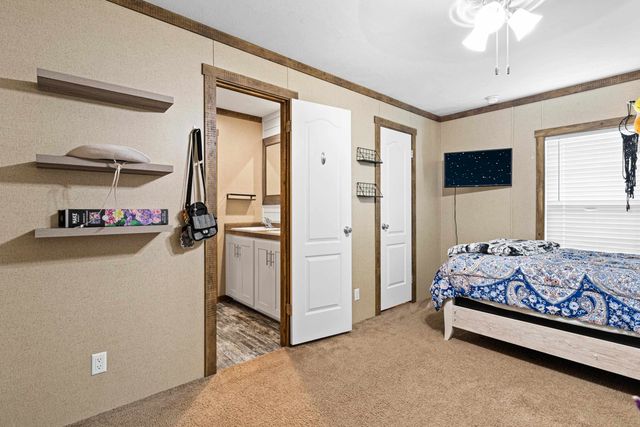 305 Oakwood Rd, Gladewater, TX 75647