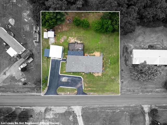 305 Oakwood Rd, Gladewater, TX 75647