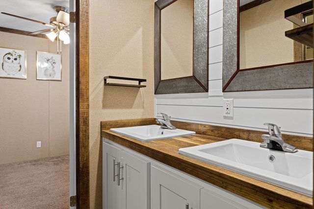 305 Oakwood Rd, Gladewater, TX 75647
