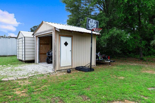 305 Oakwood Rd, Gladewater, TX 75647
