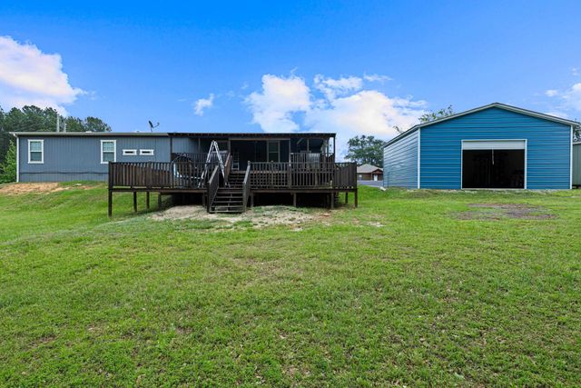 305 Oakwood Rd, Gladewater, TX 75647