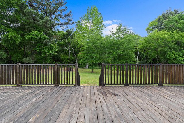305 Oakwood Rd, Gladewater, TX 75647