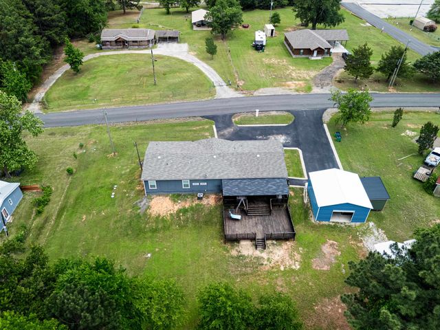 305 Oakwood Rd, Gladewater, TX 75647