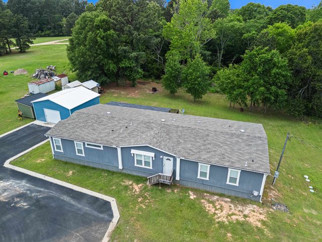 305 Oakwood Rd, Gladewater, TX 75647