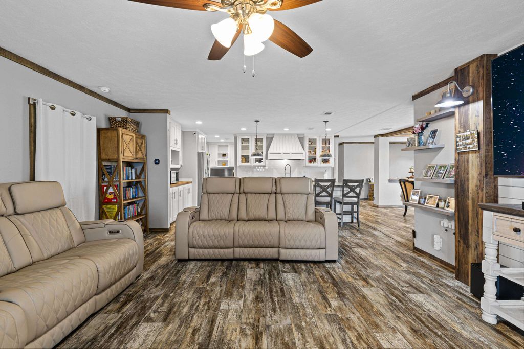 305 Oakwood Rd, Gladewater, TX 75647