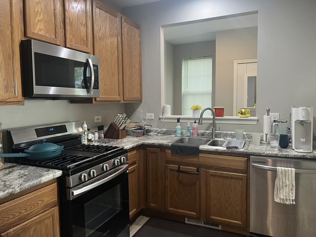 2889 FALLING WATERS Drive 2889, Lindenhurst, IL 60046