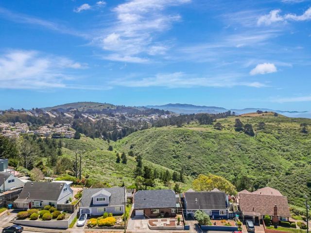 720 Lockhaven Drive, Pacifica, CA 94044