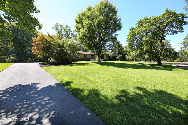10 Farmedge Lane, Tinton Falls, NJ 07724