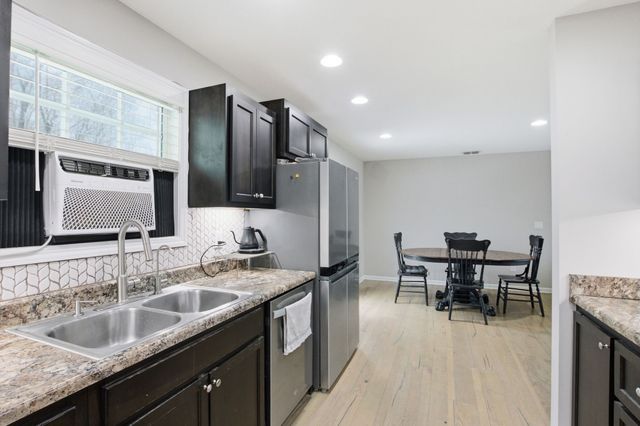 77 Larkspur Ct, Tullahoma, TN 37388