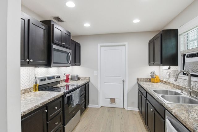 77 Larkspur Ct, Tullahoma, TN 37388