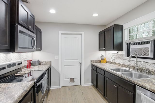 77 Larkspur Ct, Tullahoma, TN 37388