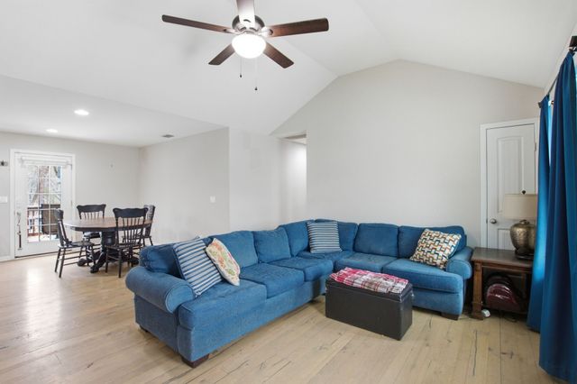 77 Larkspur Ct, Tullahoma, TN 37388