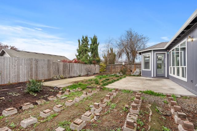 1642 Hollyhock Drive, Medford, OR 97504