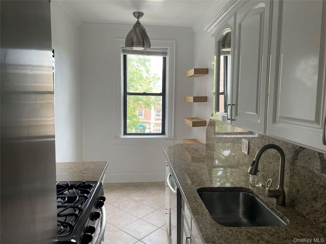 222 7th Street 3C, Garden City, NY 11530