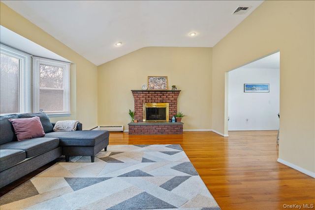 7 Plainview Road, Bethpage, NY 11714