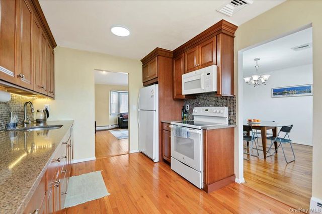 7 Plainview Road, Bethpage, NY 11714