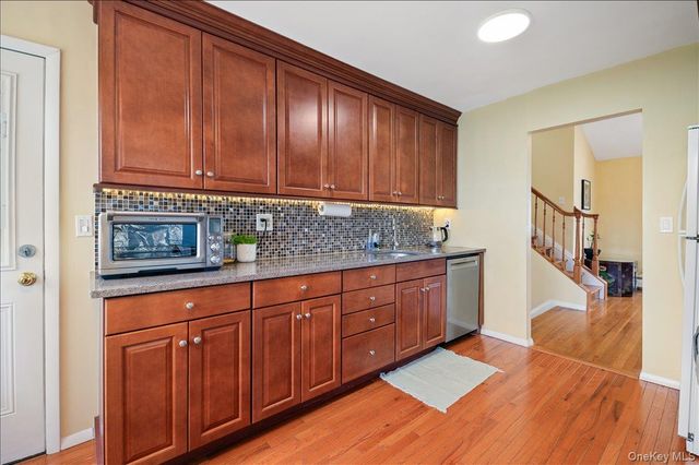 7 Plainview Road, Bethpage, NY 11714
