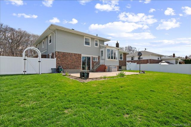 7 Plainview Road, Bethpage, NY 11714