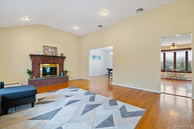 7 Plainview Road, Bethpage, NY 11714