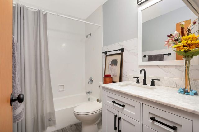 9143 Highway 55 301, Golden Valley, MN 55427