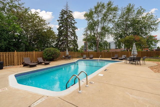 9143 Highway 55 301, Golden Valley, MN 55427