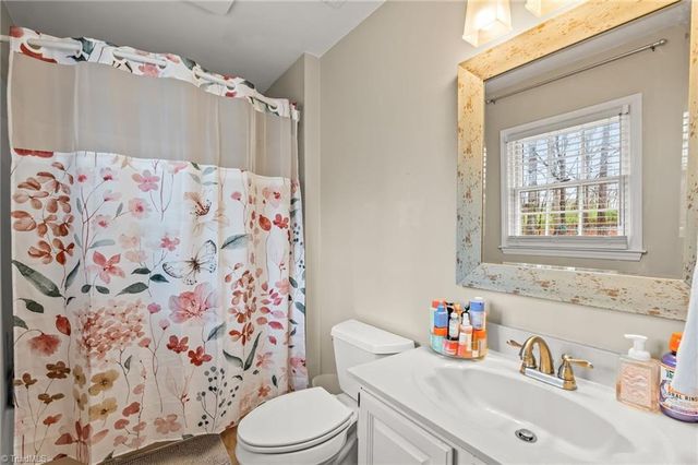 3829 Tangle Oak Drive, Clemmons, NC 27012