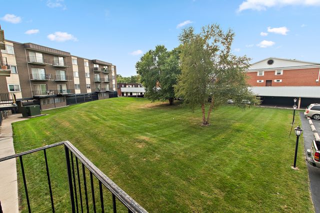 9820 S Pulaski Avenue 111, Oak Lawn, IL 60453