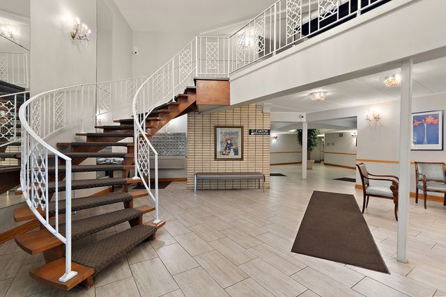 9820 S Pulaski Avenue 111, Oak Lawn, IL 60453
