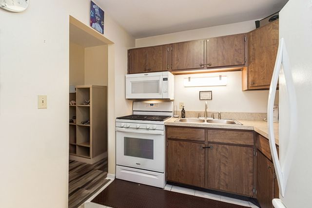 9820 S Pulaski Avenue 111, Oak Lawn, IL 60453