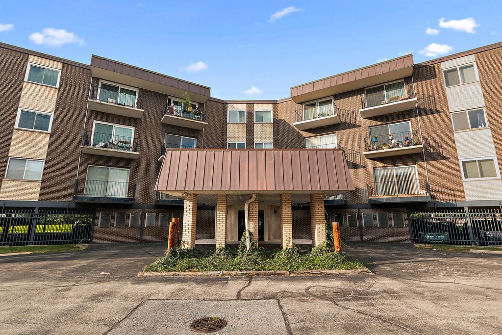 9820 S Pulaski Avenue 111, Oak Lawn, IL 60453