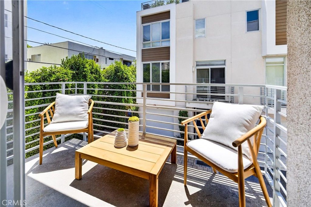 Image 11 of property listing at 1400 Fuller Avenue N 7, Los Angeles, CA 90046