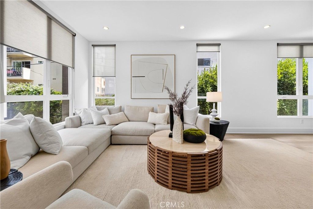 Image 16 of property listing at 1400 Fuller Avenue N 7, Los Angeles, CA 90046