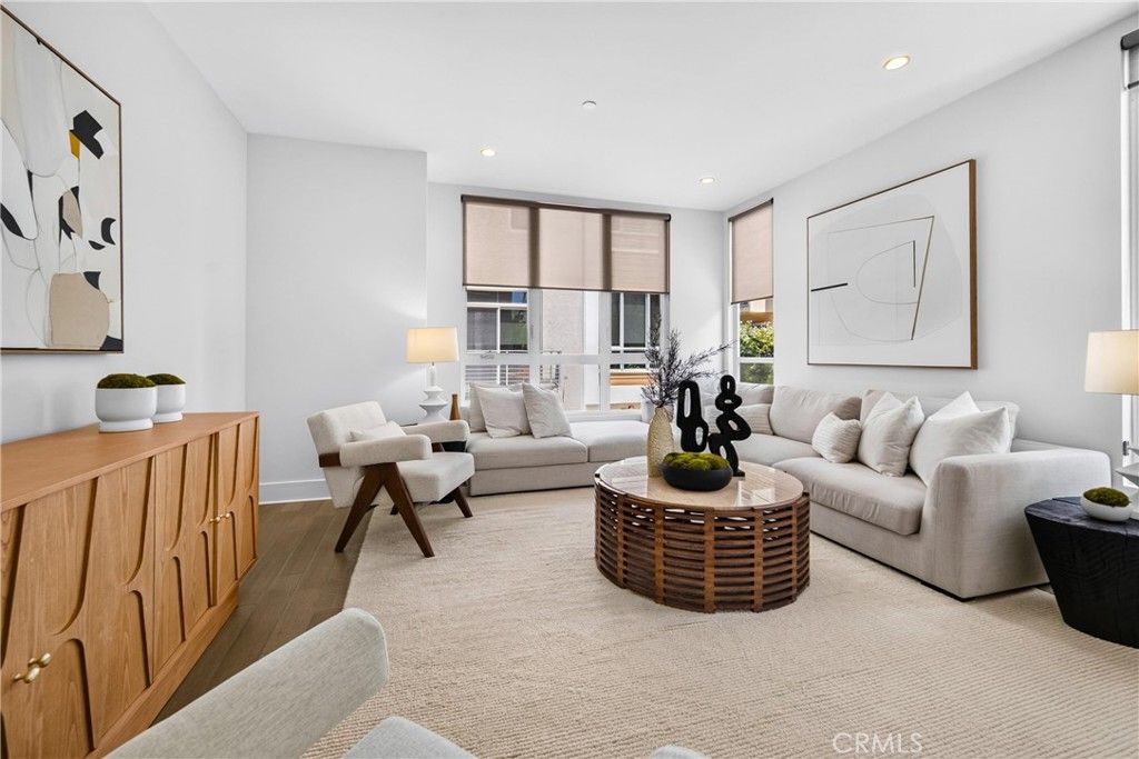 Image 17 of property listing at 1400 Fuller Avenue N 7, Los Angeles, CA 90046