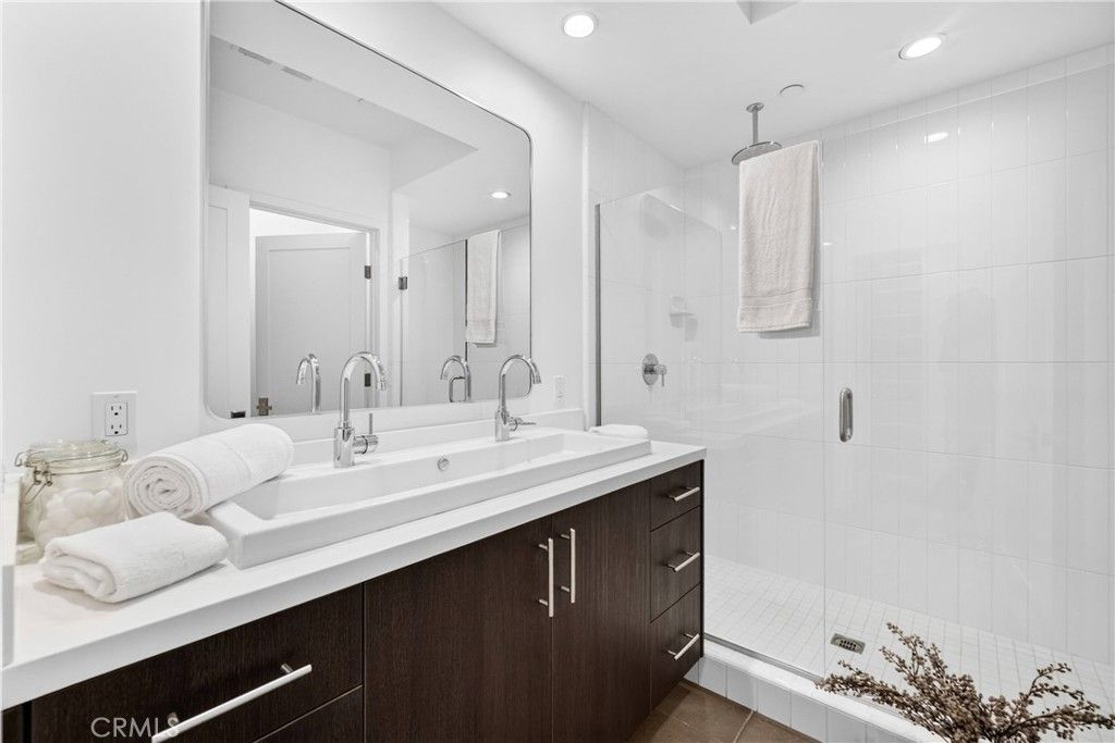 Image 22 of property listing at 1400 Fuller Avenue N 7, Los Angeles, CA 90046
