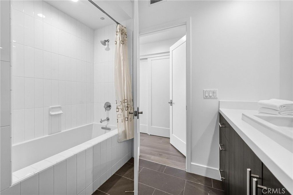 Image 26 of property listing at 1400 Fuller Avenue N 7, Los Angeles, CA 90046