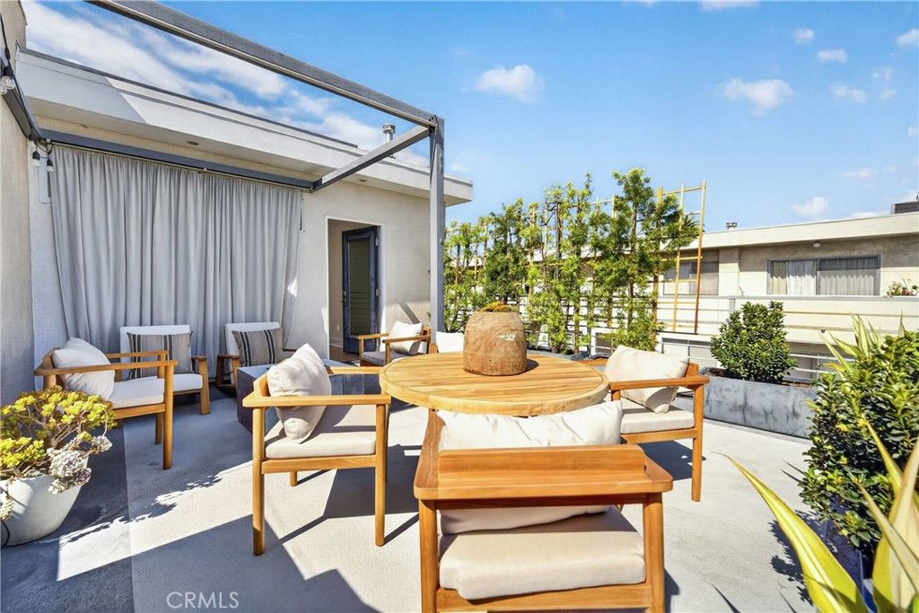 Image 27 of property listing at 1400 Fuller Avenue N 7, Los Angeles, CA 90046