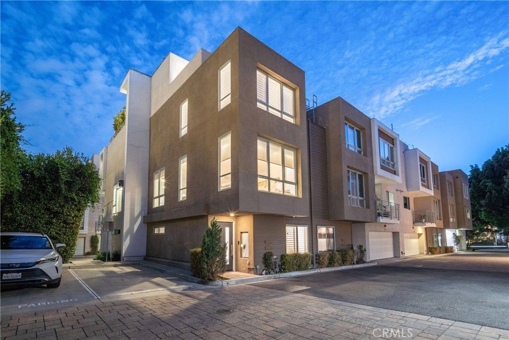 Image 3 of property listing at 1400 Fuller Avenue N 7, Los Angeles, CA 90046