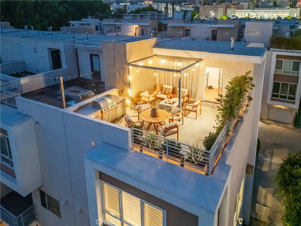Image 31 of property listing at 1400 Fuller Avenue N 7, Los Angeles, CA 90046