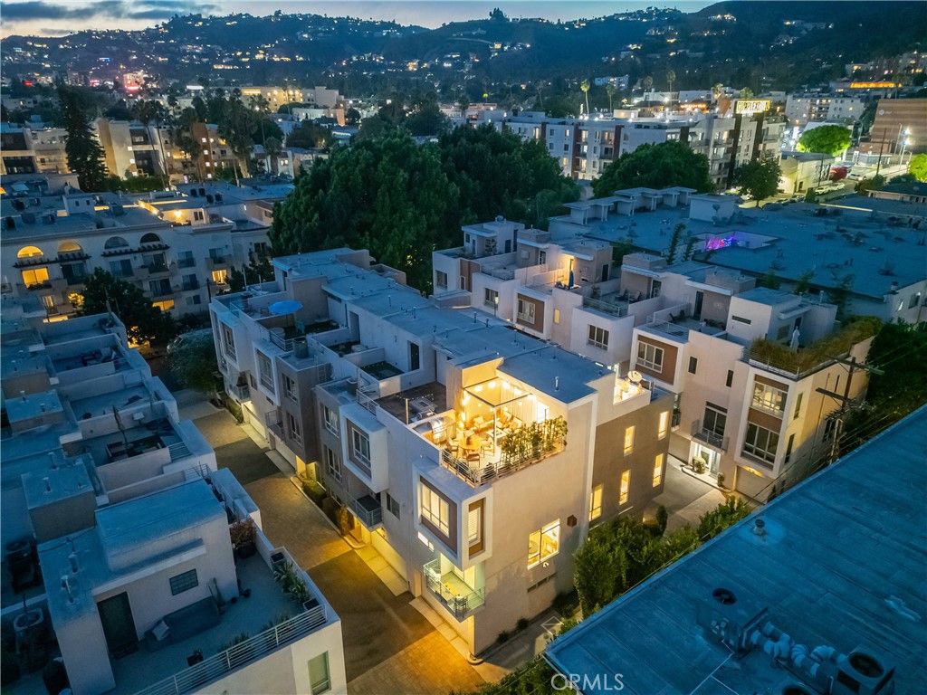 Image 32 of property listing at 1400 Fuller Avenue N 7, Los Angeles, CA 90046
