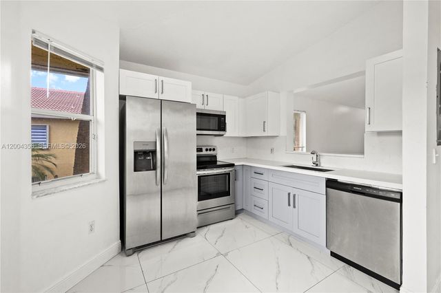 631 NW 79th Ter 204, Pembroke Pines, FL 33024