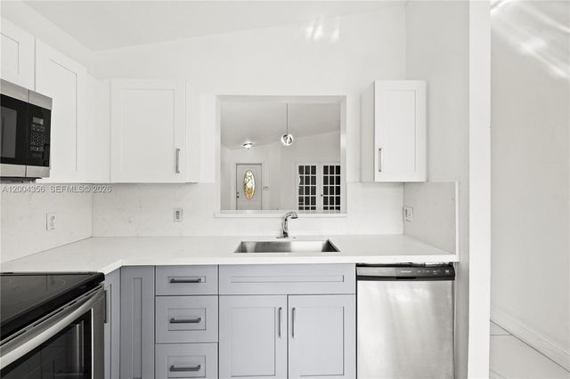 631 NW 79th Ter 204, Pembroke Pines, FL 33024