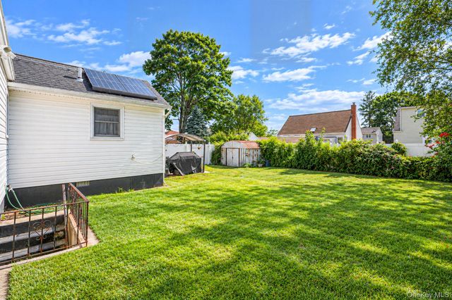 223 N Fulton Avenue, Lindenhurst, NY 11757